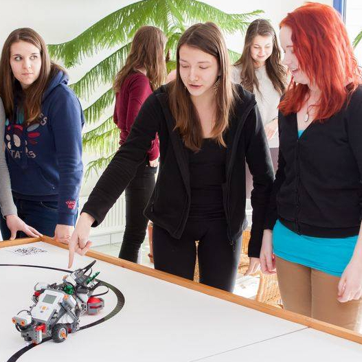 zVĚDAvosti – Robotika není jen pro kluky